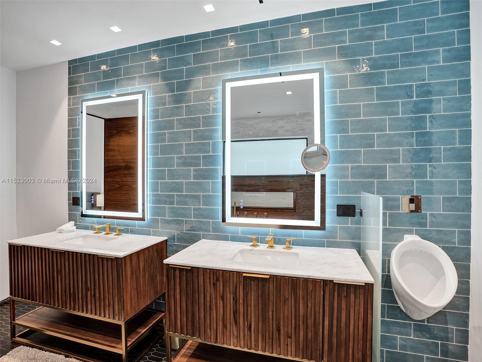 900 Washington St, Hollywood, FL, 33019 United States, 4 Bedrooms Bedrooms, ,4 BathroomsBathrooms,Residential,For Sale,Washington St,A11523003