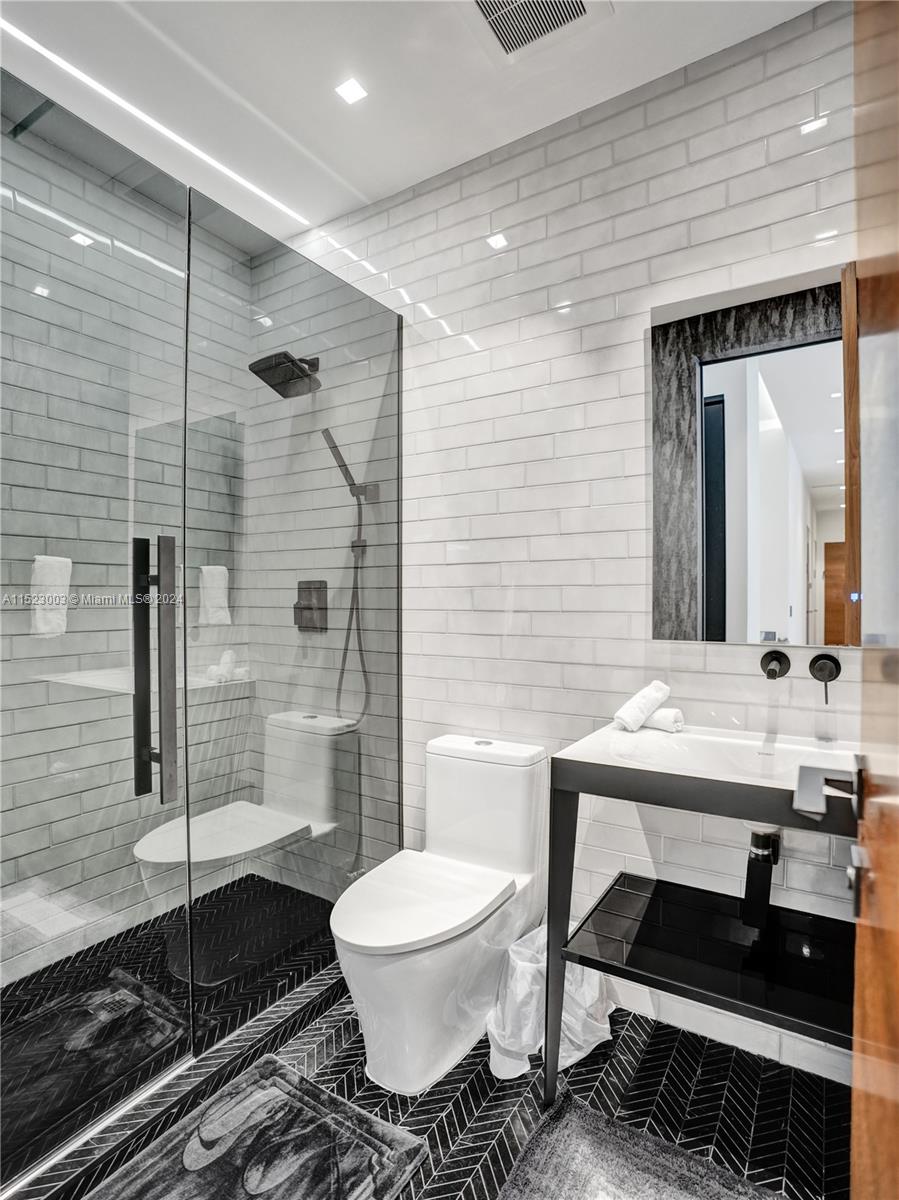 900 Washington St, Hollywood, FL, 33019 United States, 4 Bedrooms Bedrooms, ,4 BathroomsBathrooms,Residential,For Sale,Washington St,A11523003