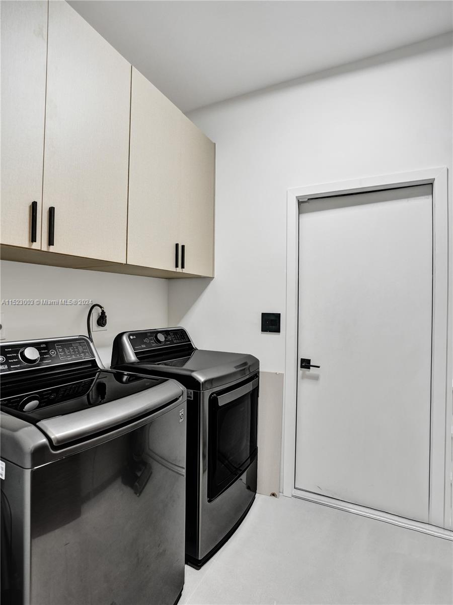 900 Washington St, Hollywood, FL, 33019 United States, 4 Bedrooms Bedrooms, ,4 BathroomsBathrooms,Residential,For Sale,Washington St,A11523003