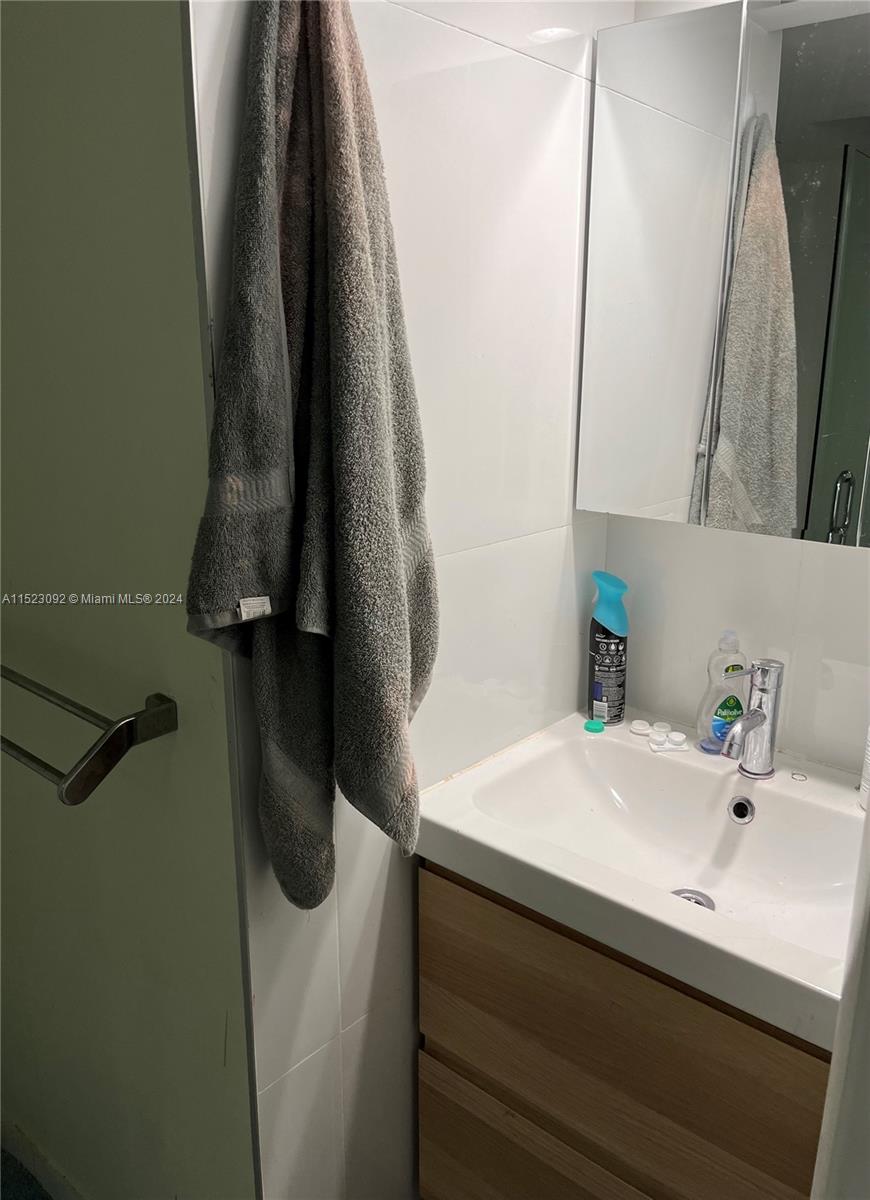 1000 Parkview Dr 723, Hallandale Beach, Florida 33009, 2 Bedrooms Bedrooms, ,1 BathroomBathrooms,Residential,For Sale,1000 Parkview Dr 723,A11523092