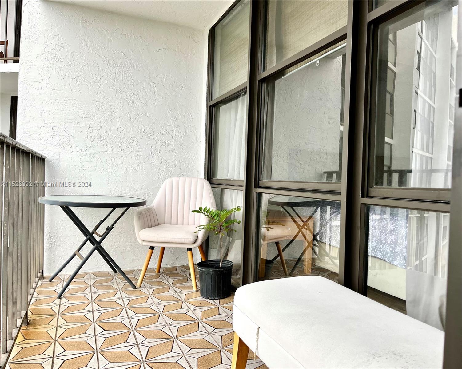 1000 Parkview Dr 723, Hallandale Beach, Florida 33009, 2 Bedrooms Bedrooms, ,1 BathroomBathrooms,Residential,For Sale,1000 Parkview Dr 723,A11523092