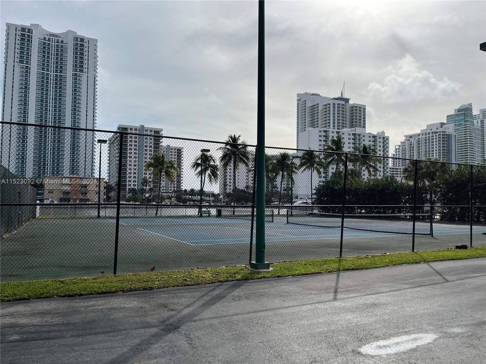 1000 Parkview Dr 723, Hallandale Beach, Florida 33009, 2 Bedrooms Bedrooms, ,1 BathroomBathrooms,Residential,For Sale,1000 Parkview Dr 723,A11523092
