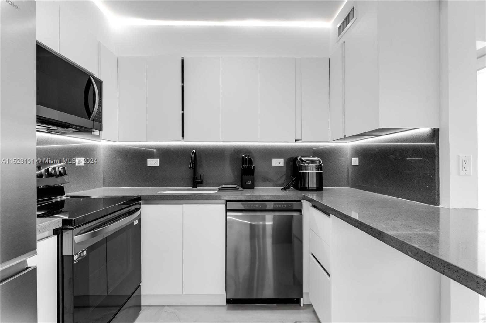 1500 Bay Rd 918S, Miami Beach, Florida 33139, 1 Bedroom Bedrooms, ,1 BathroomBathrooms,Residentiallease,For Rent,1500 Bay Rd 918S,A11523191