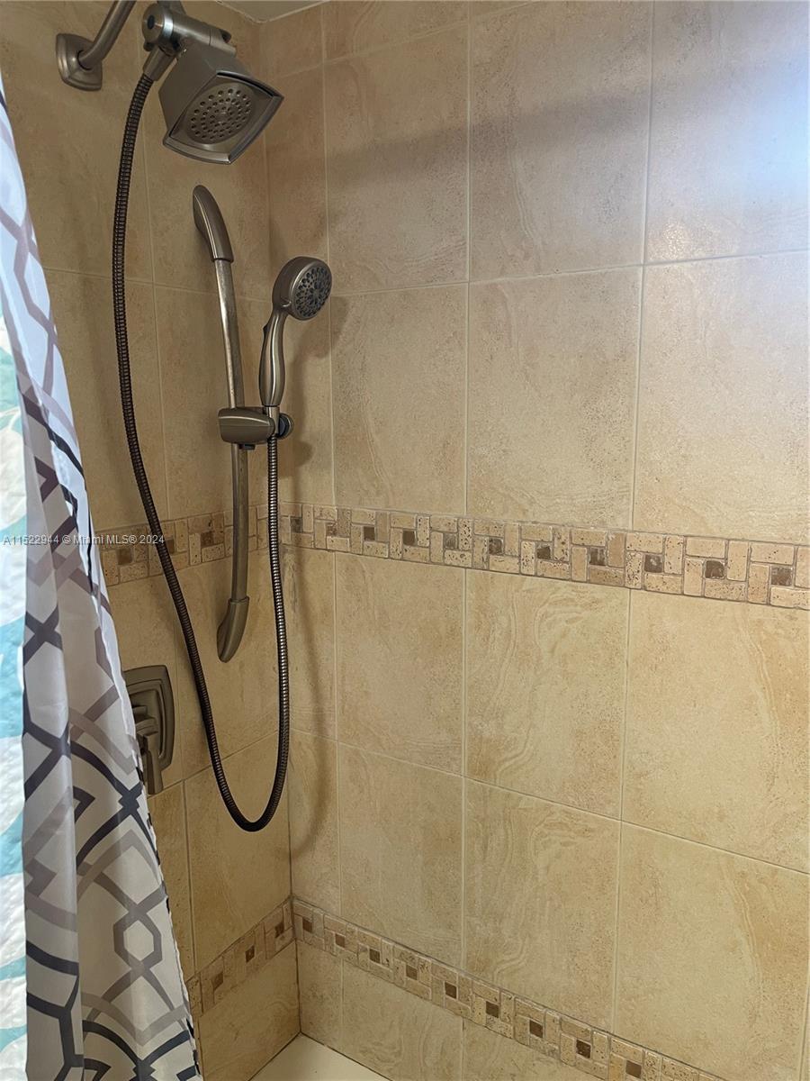 17000 NW 67th Ave 405, Hialeah, FL 33015, 2 Bedrooms Bedrooms, ,2 BathroomsBathrooms,Residential,For Sale,67th Ave,A11522944