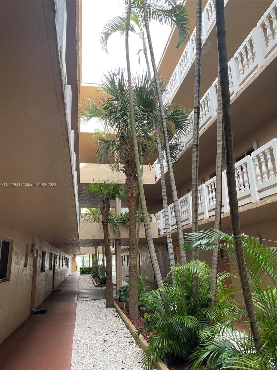 17000 NW 67th Ave 405, Hialeah, FL 33015, 2 Bedrooms Bedrooms, ,2 BathroomsBathrooms,Residential,For Sale,67th Ave,A11522944