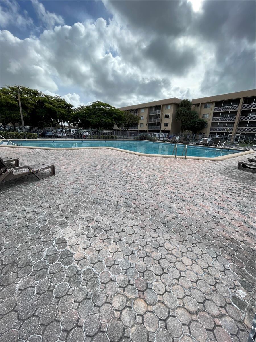 17000 NW 67th Ave 405, Hialeah, FL 33015, 2 Bedrooms Bedrooms, ,2 BathroomsBathrooms,Residential,For Sale,67th Ave,A11522944