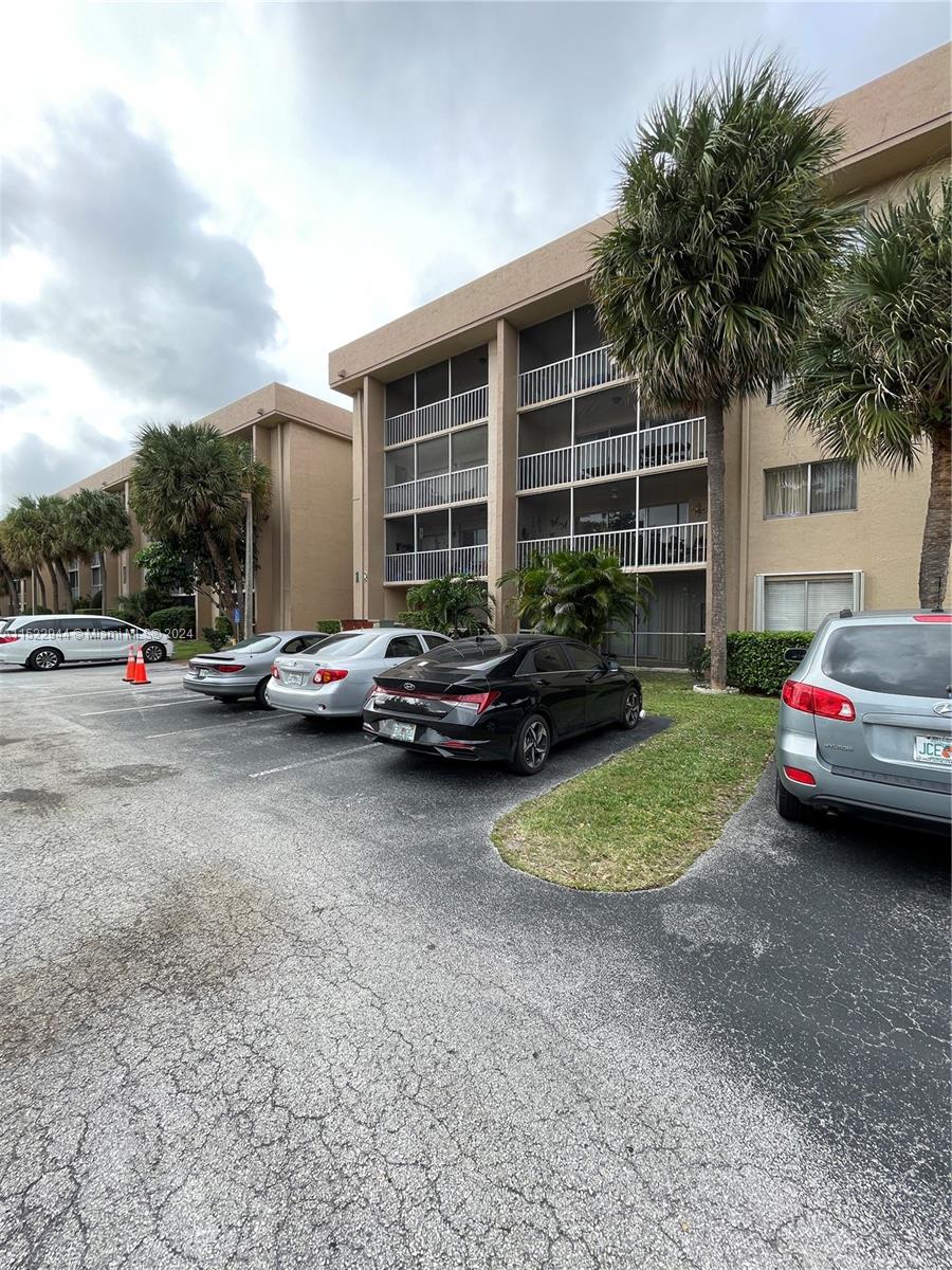 17000 NW 67th Ave 405, Hialeah, FL 33015, 2 Bedrooms Bedrooms, ,2 BathroomsBathrooms,Residential,For Sale,67th Ave,A11522944