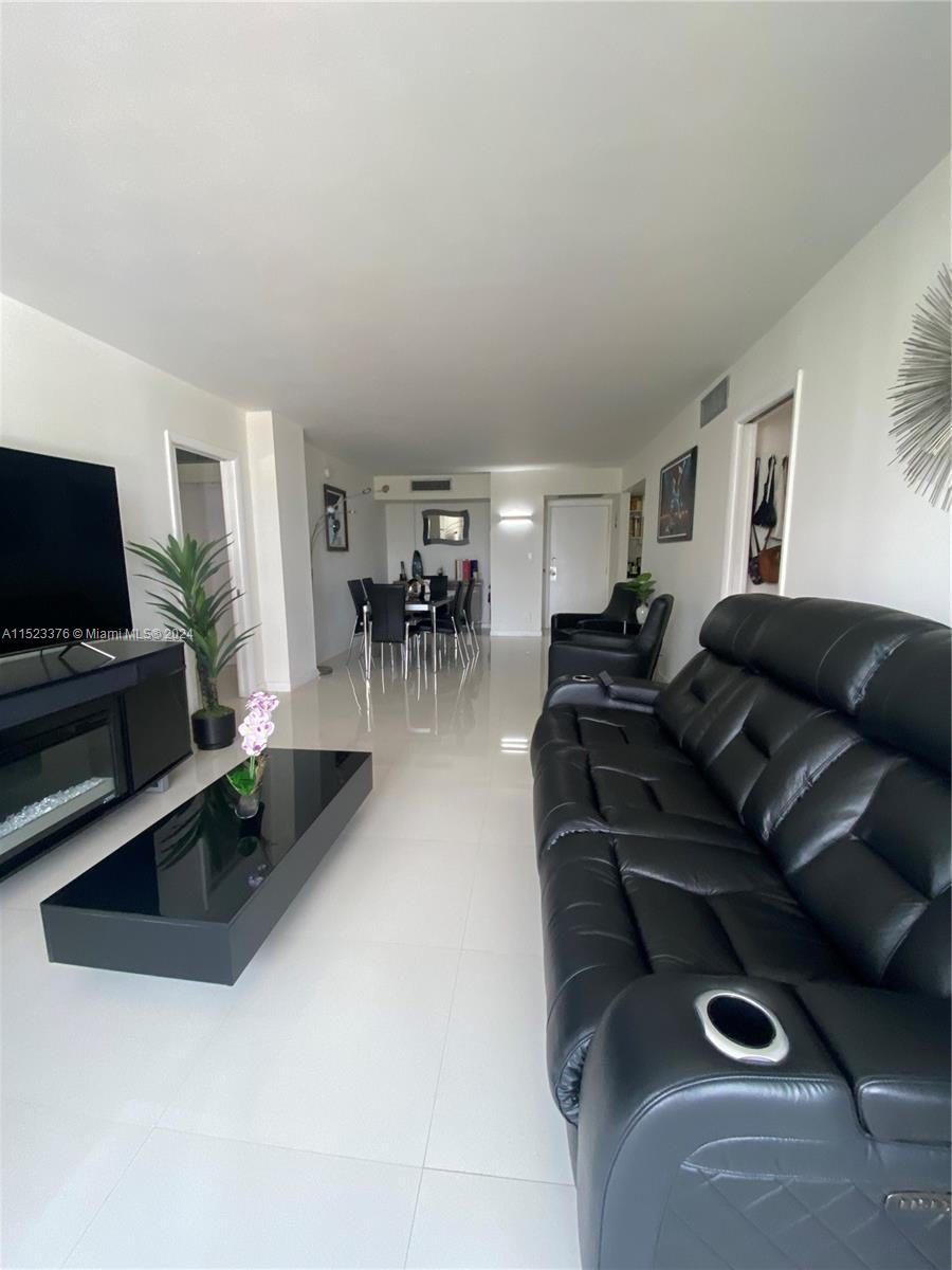 20400 W Country Club Dr 512, Aventura, Florida 33180, 2 Bedrooms Bedrooms, ,2 BathroomsBathrooms,Residential,For Sale,20400 W Country Club Dr 512,A11523376