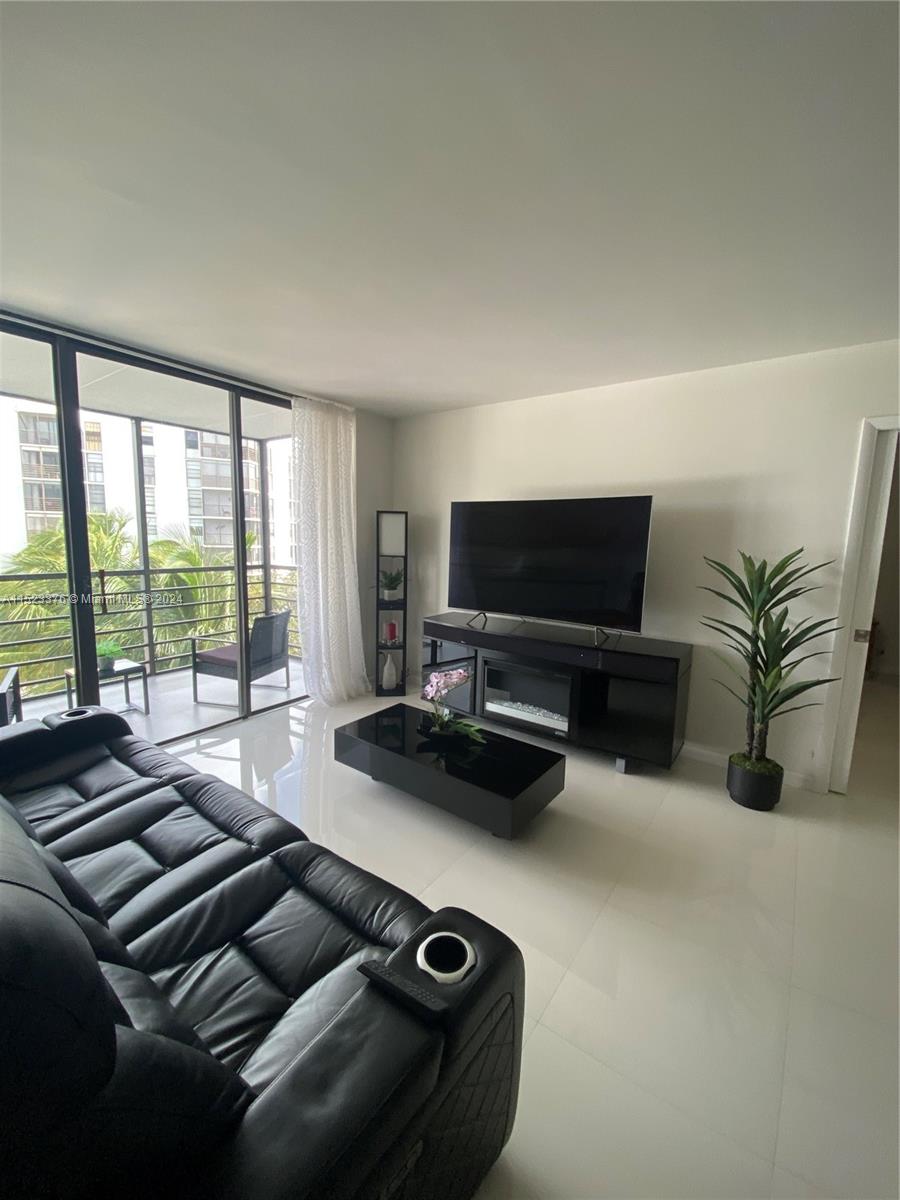 20400 W Country Club Dr 512, Aventura, Florida 33180, 2 Bedrooms Bedrooms, ,2 BathroomsBathrooms,Residential,For Sale,20400 W Country Club Dr 512,A11523376