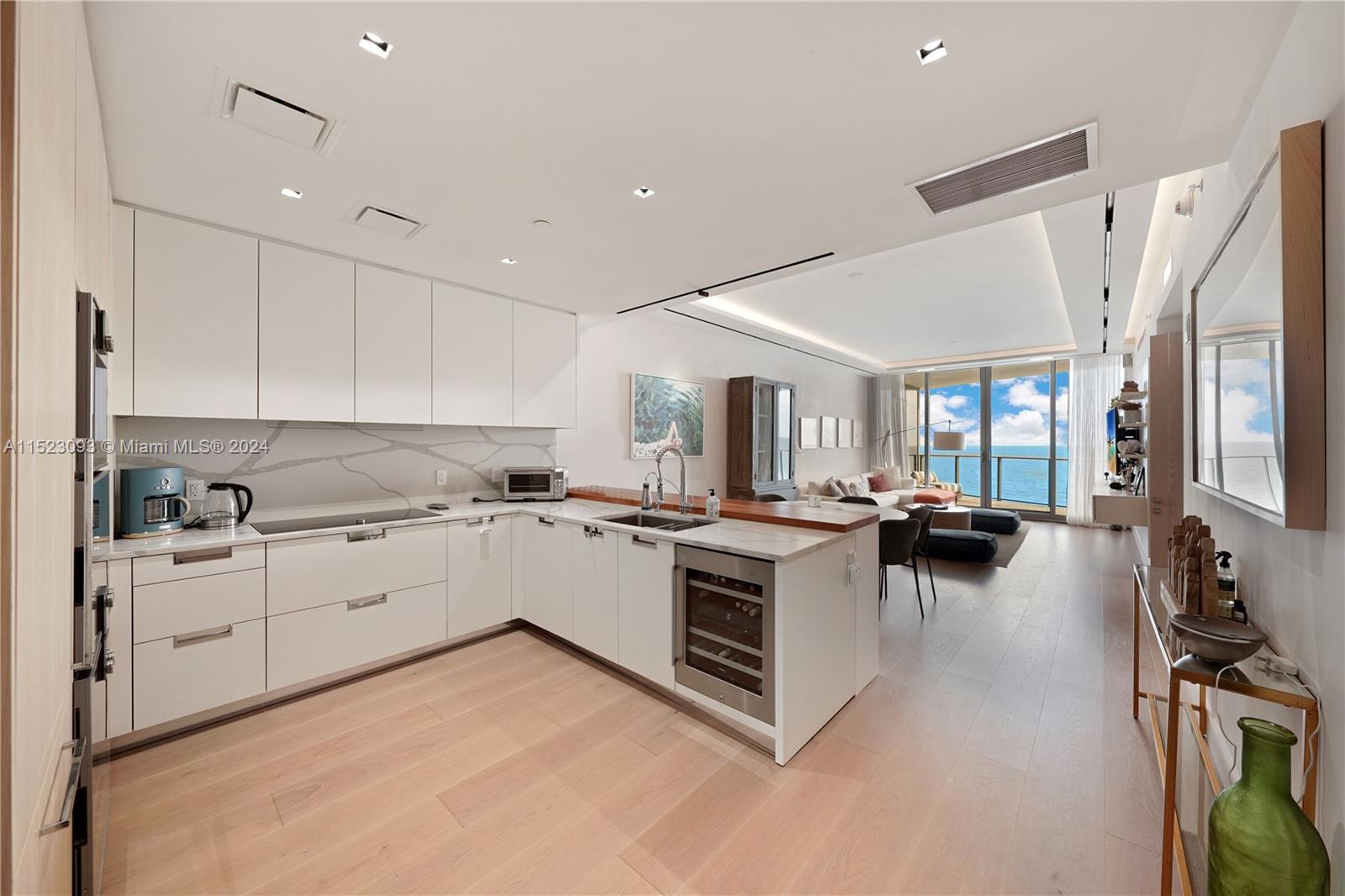 15701 Collins Ave, Sunny Isles Beach, FL, 33160 United States, 2 Bedrooms Bedrooms, ,2 BathroomsBathrooms,Residential,For Sale,Collins Ave,A11523093