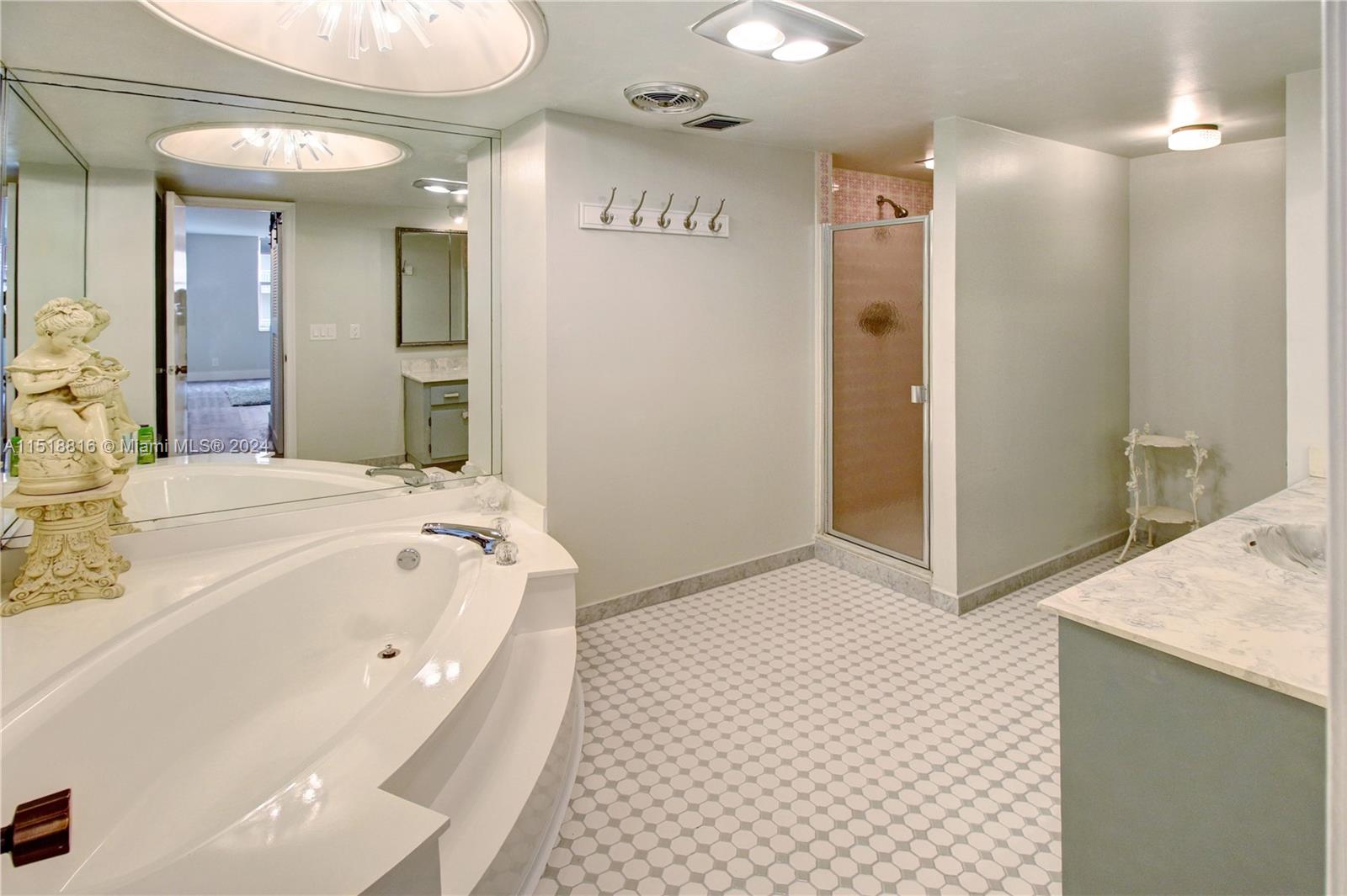 1865 S Ocean dr 6C, Hallandale Beach, Florida 33009, 1 Bedroom Bedrooms, ,2 BathroomsBathrooms,Residential,For Sale,1865 S Ocean dr 6C,A11518816