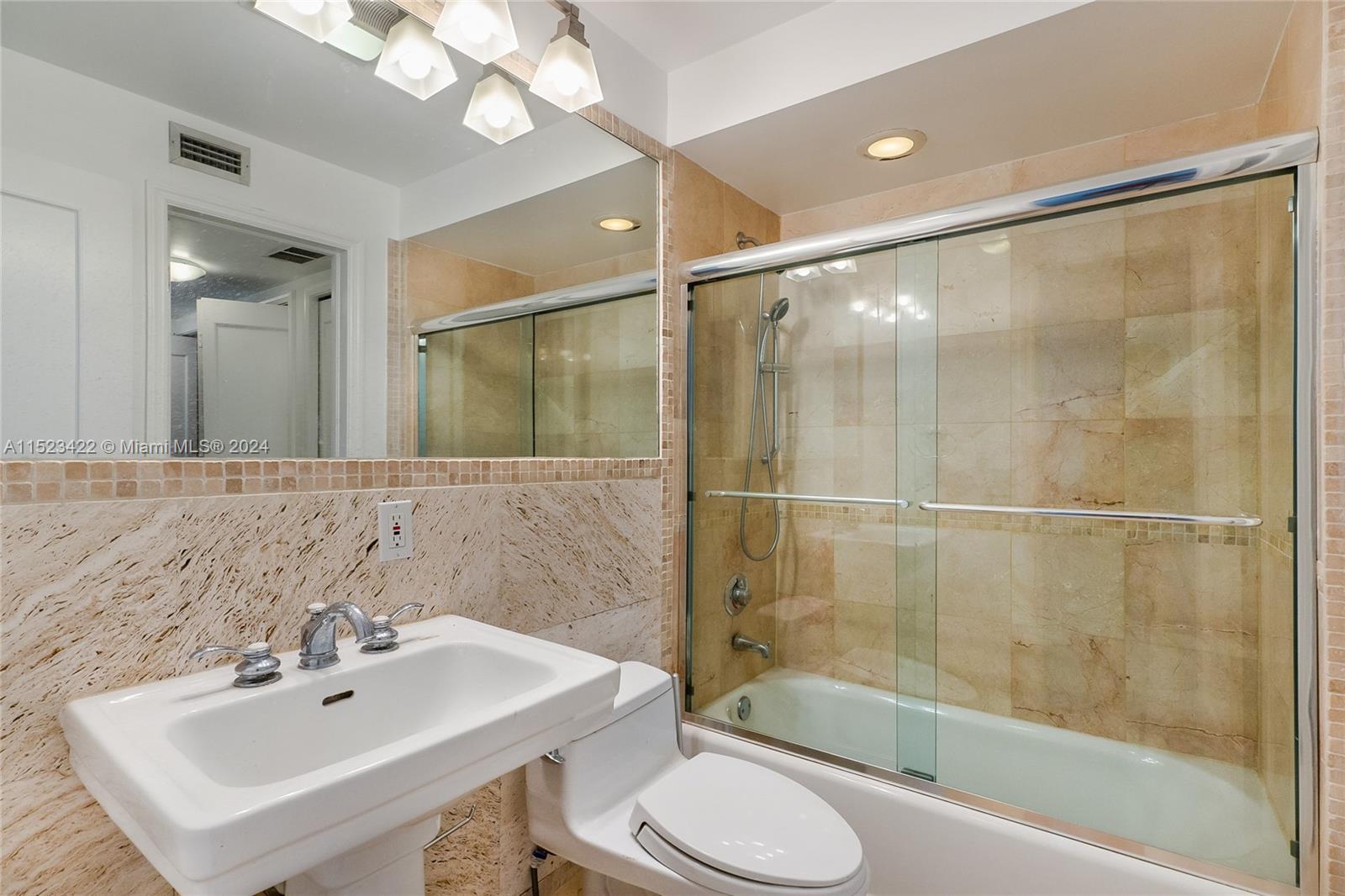 405 N Hibiscus Dr 210, Miami Beach, Florida 33139, 2 Bedrooms Bedrooms, ,2 BathroomsBathrooms,Residentiallease,For Rent,405 N Hibiscus Dr 210,A11523422