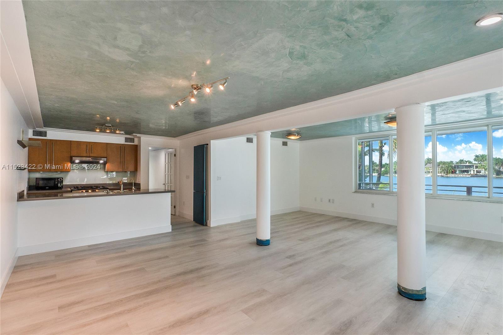 405 N Hibiscus Dr 210, Miami Beach, Florida 33139, 2 Bedrooms Bedrooms, ,2 BathroomsBathrooms,Residentiallease,For Rent,405 N Hibiscus Dr 210,A11523422