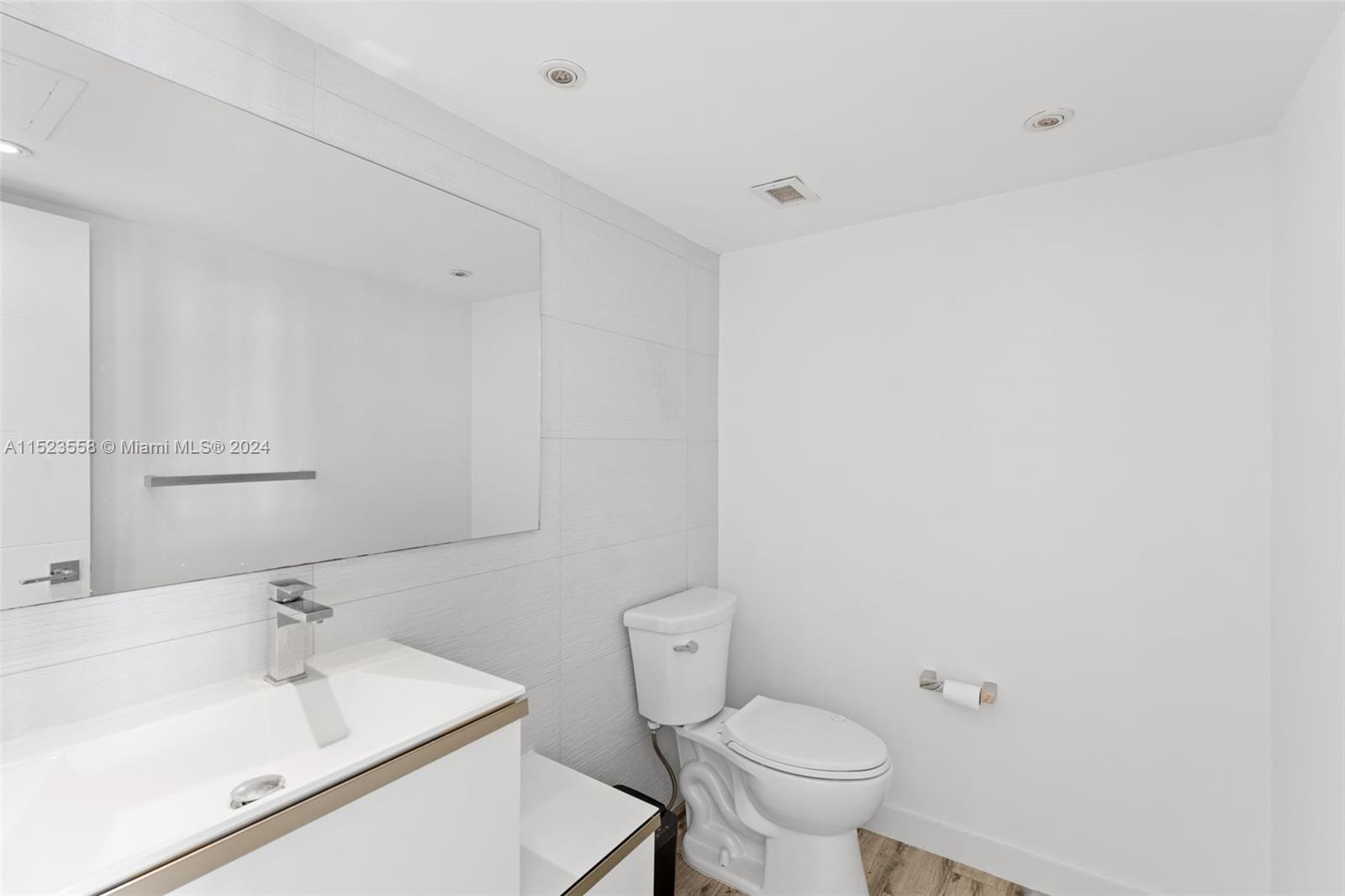 5838 Collins Ave 9E, Miami Beach, Florida 33140, 1 Bedroom Bedrooms, ,1 BathroomBathrooms,Residential,For Sale,5838 Collins Ave 9E,A11523558