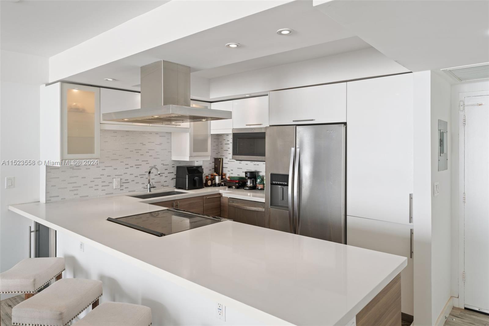 5838 Collins Ave 9E, Miami Beach, Florida 33140, 1 Bedroom Bedrooms, ,1 BathroomBathrooms,Residential,For Sale,5838 Collins Ave 9E,A11523558