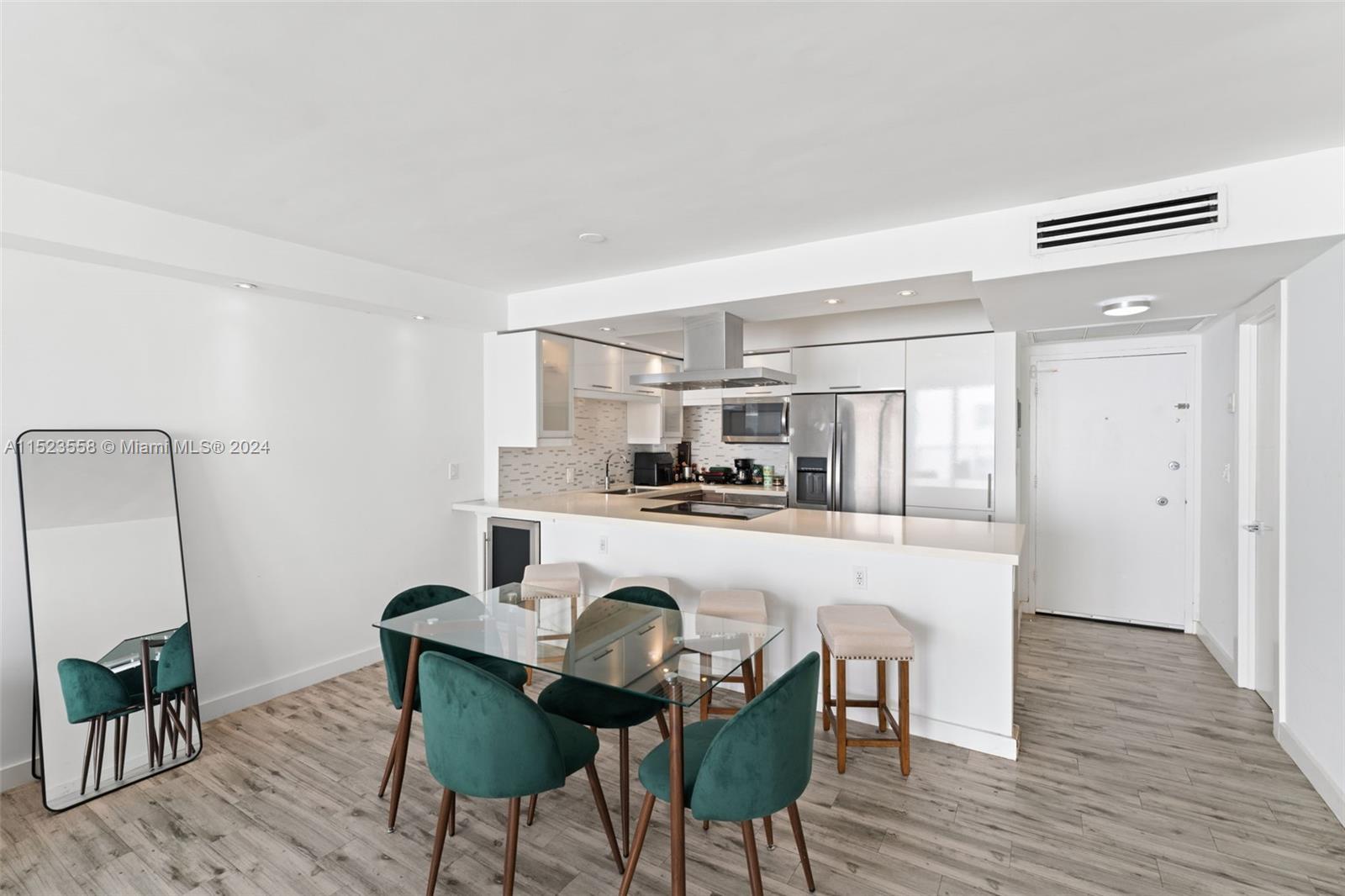 5838 Collins Ave 9E, Miami Beach, Florida 33140, 1 Bedroom Bedrooms, ,1 BathroomBathrooms,Residential,For Sale,5838 Collins Ave 9E,A11523558