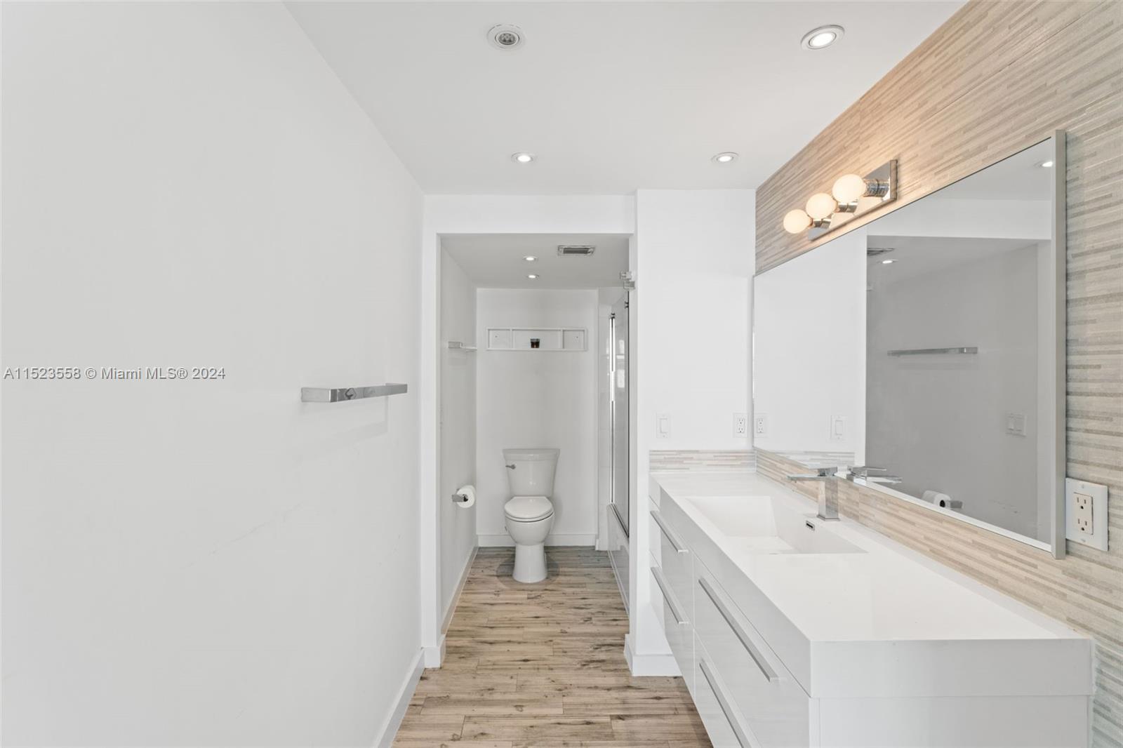 5838 Collins Ave 9E, Miami Beach, Florida 33140, 1 Bedroom Bedrooms, ,1 BathroomBathrooms,Residential,For Sale,5838 Collins Ave 9E,A11523558