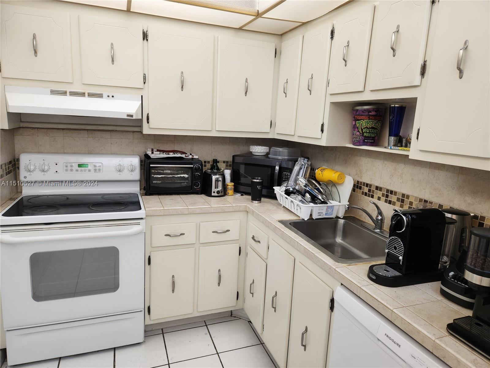 3375 N Country Club Dr 203, Aventura, Florida 33180, 1 Bedroom Bedrooms, ,1 BathroomBathrooms,Residentiallease,For Rent,3375 N Country Club Dr 203,A11510527