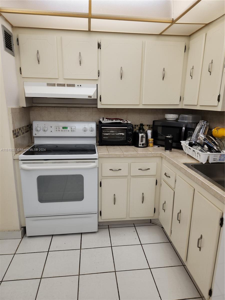 3375 N Country Club Dr 203, Aventura, Florida 33180, 1 Bedroom Bedrooms, ,1 BathroomBathrooms,Residentiallease,For Rent,3375 N Country Club Dr 203,A11510527