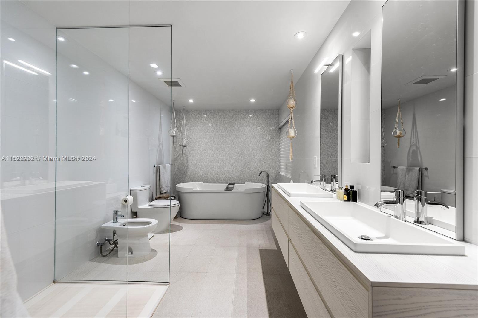 2550 Flamingo Dr, Miami Beach, FL, 33140 United States, 4 Bedrooms Bedrooms, ,4 BathroomsBathrooms,Residential,For Sale,Flamingo Dr,A11522932