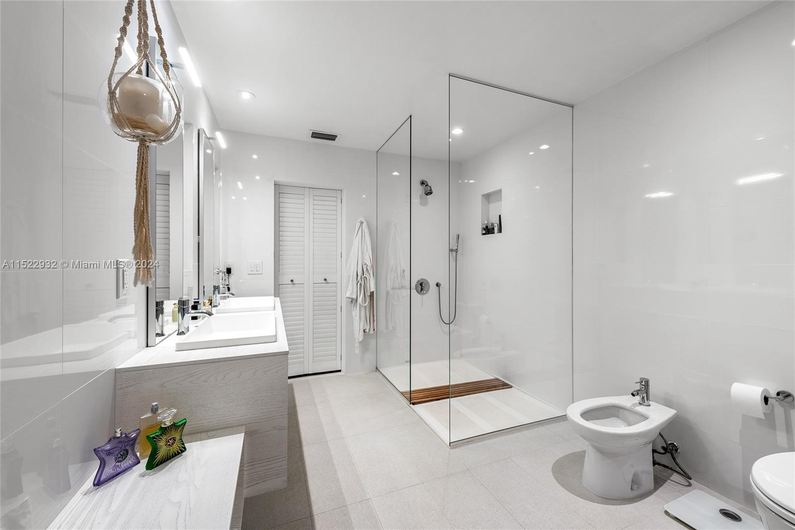 2550 Flamingo Dr, Miami Beach, Florida 33140, 4 Bedrooms Bedrooms, ,4 BathroomsBathrooms,Residential,For Sale,2550 Flamingo Dr,A11522932