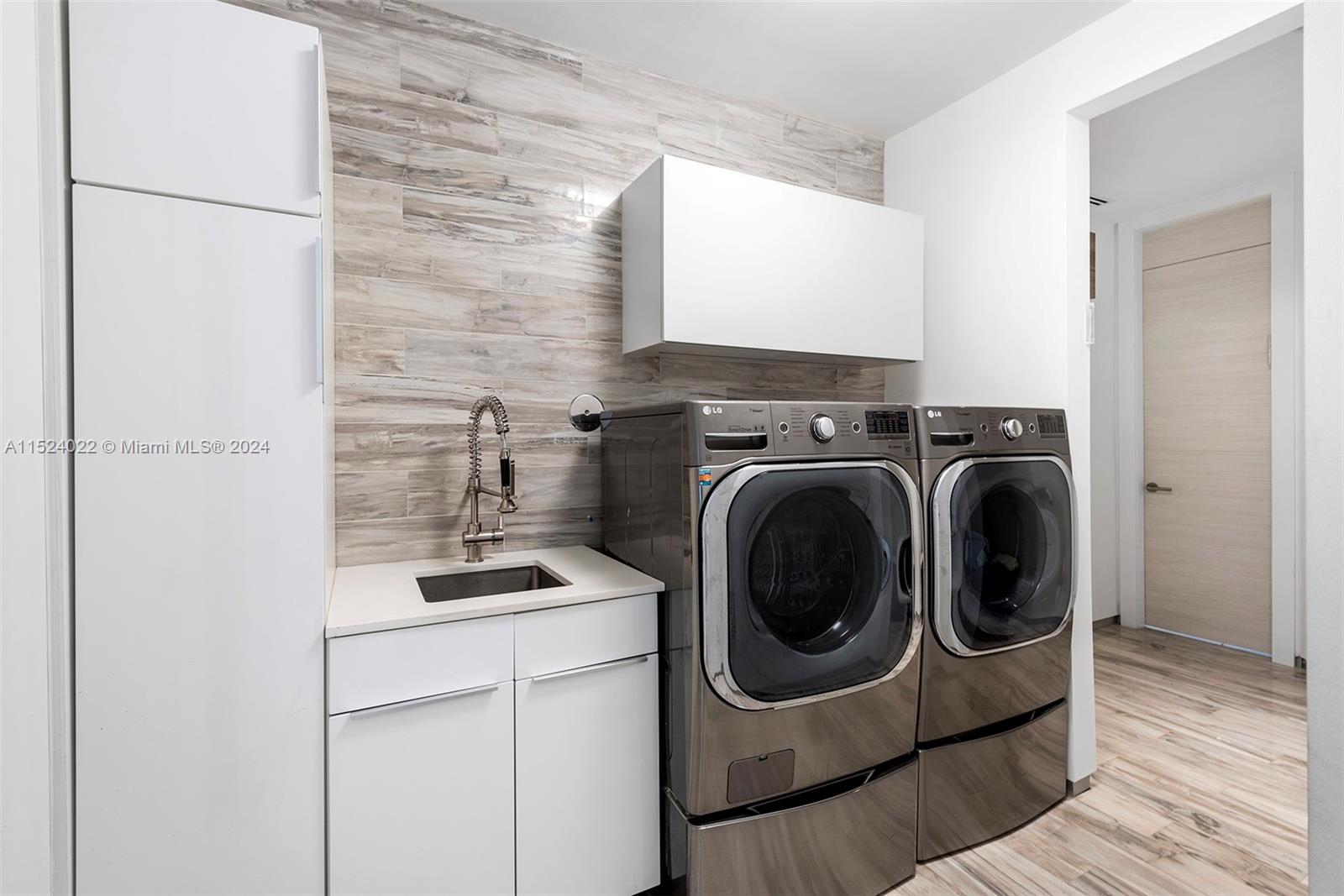 19963 NE 37th Ave, Aventura, Florida 33180, 5 Bedrooms Bedrooms, ,5 BathroomsBathrooms,Residential,For Sale,19963 NE 37th Ave,A11524022