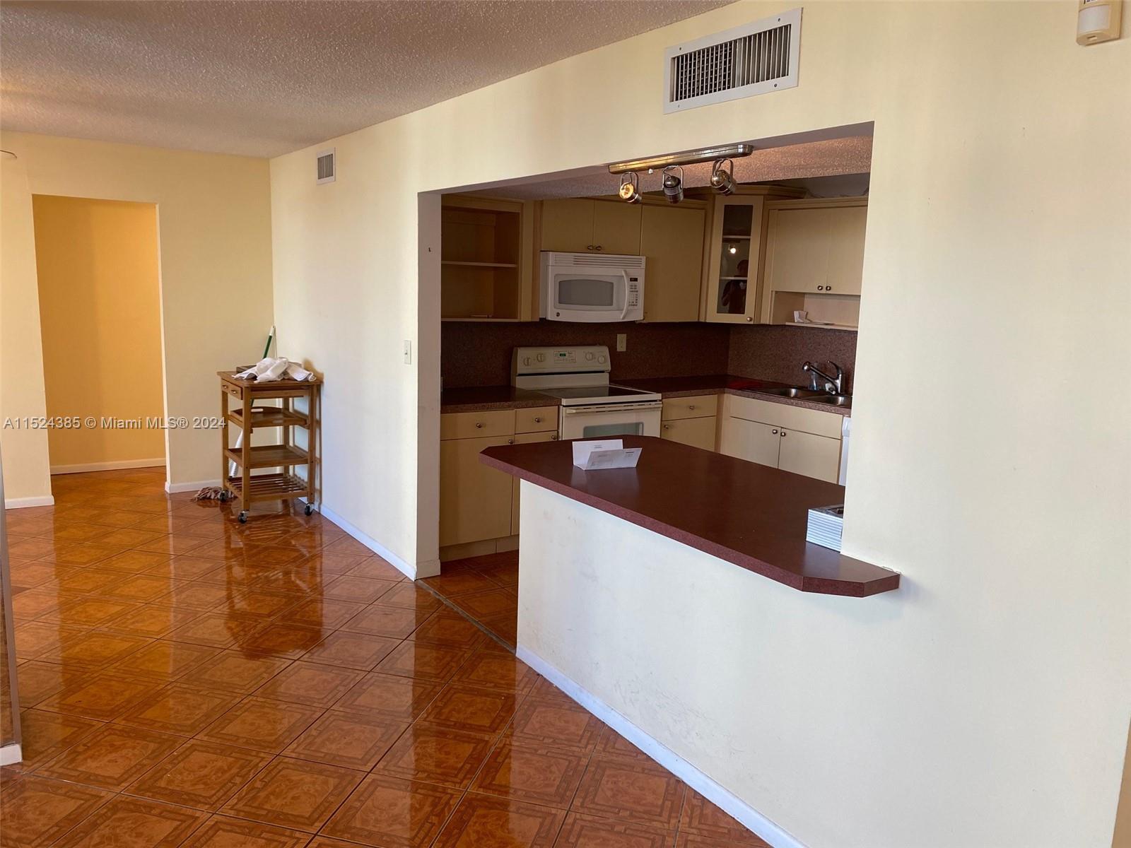 1410 S Ocean Dr 208, Hollywood, Florida 33019, 2 Bedrooms Bedrooms, ,2 BathroomsBathrooms,Residentiallease,For Rent,1410 S Ocean Dr 208,A11524385