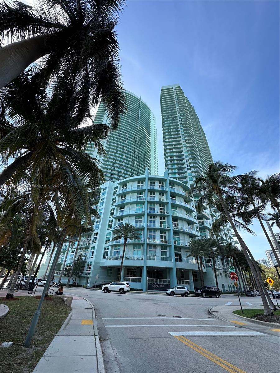 Great and safe full service building with all the amenities you would like to have: 2 pools, movie theater, 2 floors gym, lounge with kitchen facilities. Unbeatable location with lots of restaurants, bayfront park and easy access to Museums, beaches, airport, Brickell, Downtown, Adrienne Arsh Center, American Airlines Arena, Wynwood and Design District. This gorgeous unit provides flexible space loft style with ultra high ceilings, very bright space with 2 full bathrooms and open kitchen with convenient washer and dryer. Walls can be easily built to have privacy on each room or maybe just one room and a big social area with a den or office. Priced to sell. Condo approved for 3% down as primary residence with select lenders.
