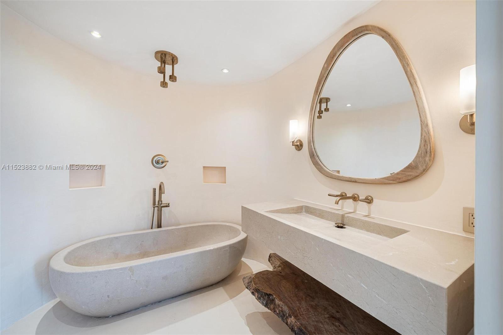 1428 West Ave 201, Miami Beach, Florida 33139, 2 Bedrooms Bedrooms, ,2 BathroomsBathrooms,Residentiallease,For Rent,1428 West Ave 201,A11523882