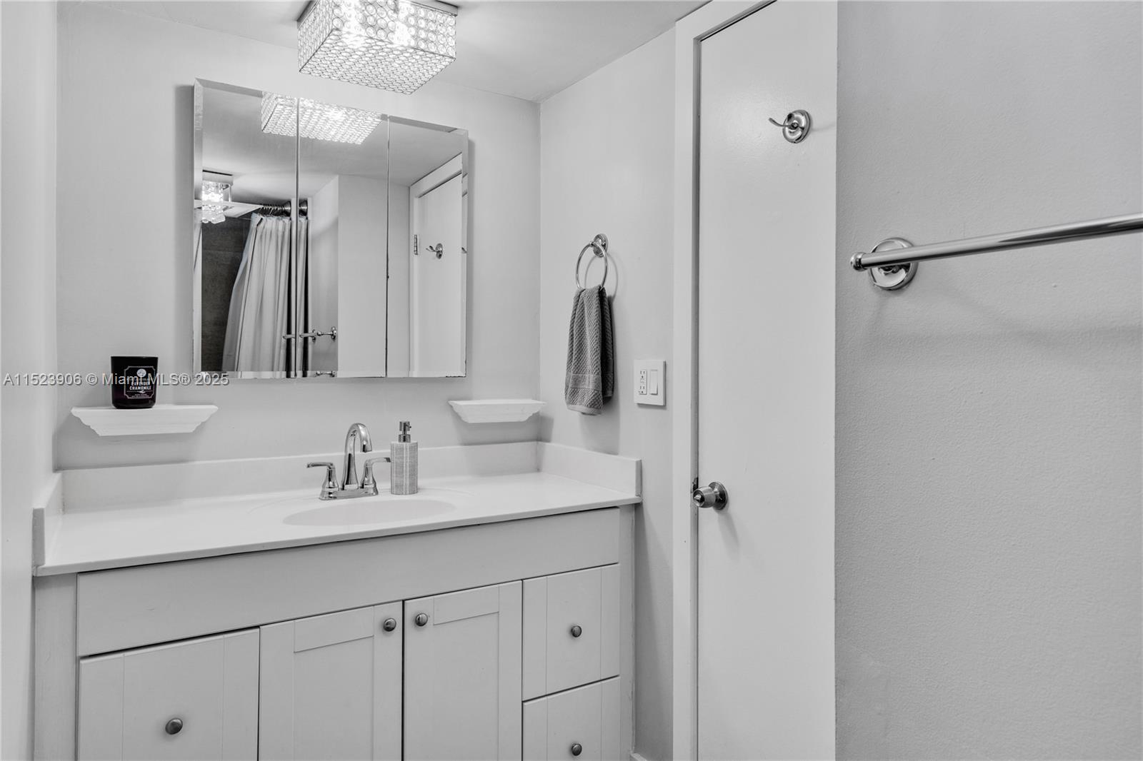 1600 S Ocean Dr 17D, Hollywood, Florida 33019, 1 Bedroom Bedrooms, ,1 BathroomBathrooms,Residential,For Sale,1600 S Ocean Dr 17D,A11523906