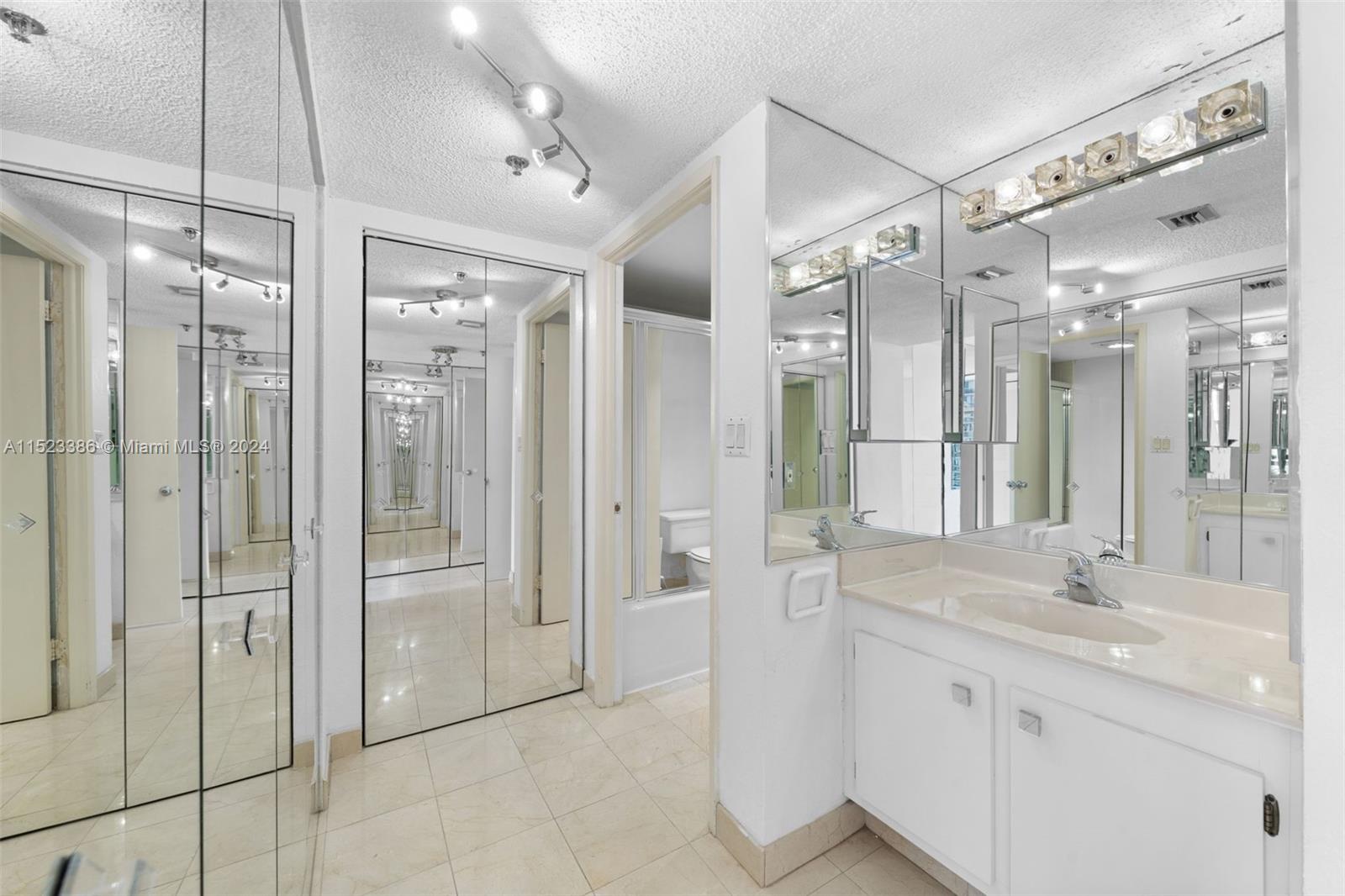 20505 E Country Club Dr 1938, Aventura, Florida 33180, 2 Bedrooms Bedrooms, ,2 BathroomsBathrooms,Residential,For Sale,20505 E Country Club Dr 1938,A11523386