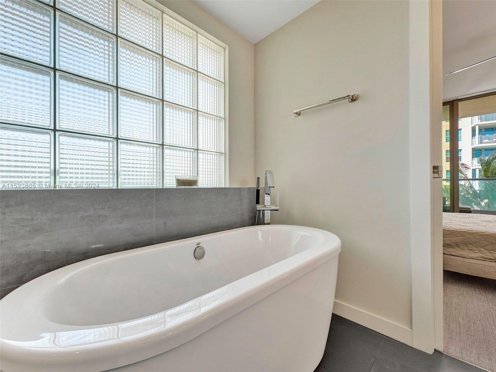 1455 Ocean Dr 610, Miami Beach, Florida 33139, 2 Bedrooms Bedrooms, ,2 BathroomsBathrooms,Residentiallease,For Rent,1455 Ocean Dr 610,A11523885