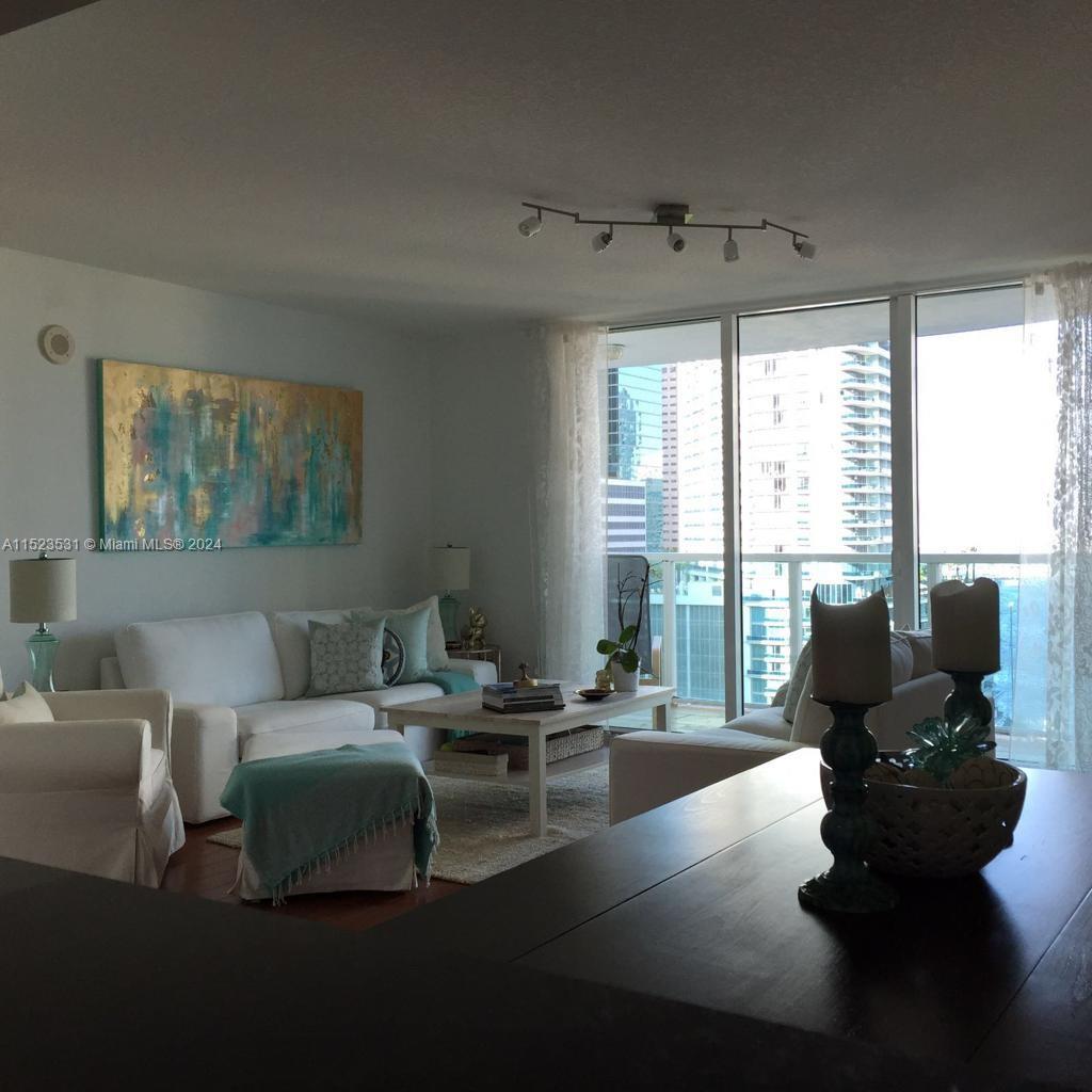 Breath-taking view of biscayne bay as soon as you open the apartement door. Luxurious amenities. Extended 130 sq ft balcony with marble floor. Walking distance from Brickell City Center, restaurants and more.