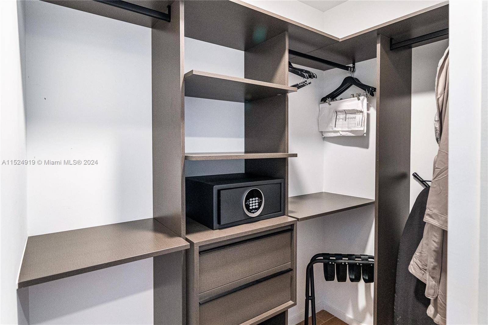 398 NE 5th St 2303, Miami, Florida 33132, 1 Bedroom Bedrooms, ,1 BathroomBathrooms,Residential,For Sale,398 NE 5th St 2303,A11524919