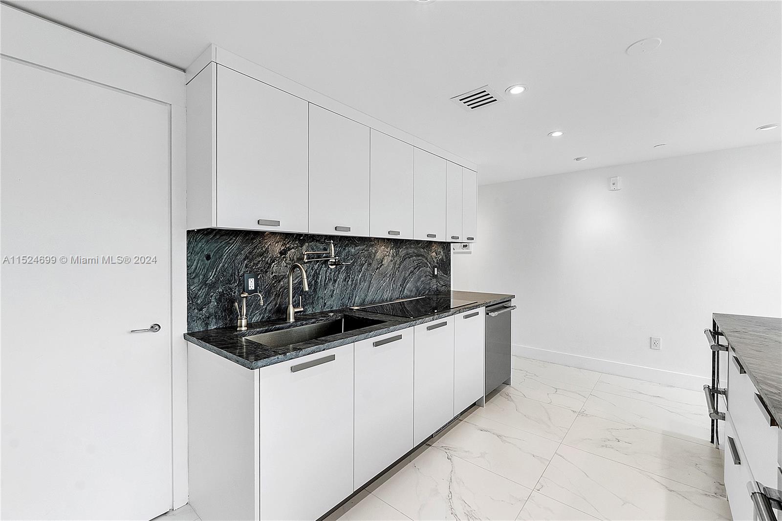 6000 Collins Ave 510, Miami Beach, Florida 33140, 1 Bedroom Bedrooms, ,1 BathroomBathrooms,Residential,For Sale,6000 Collins Ave 510,A11524699