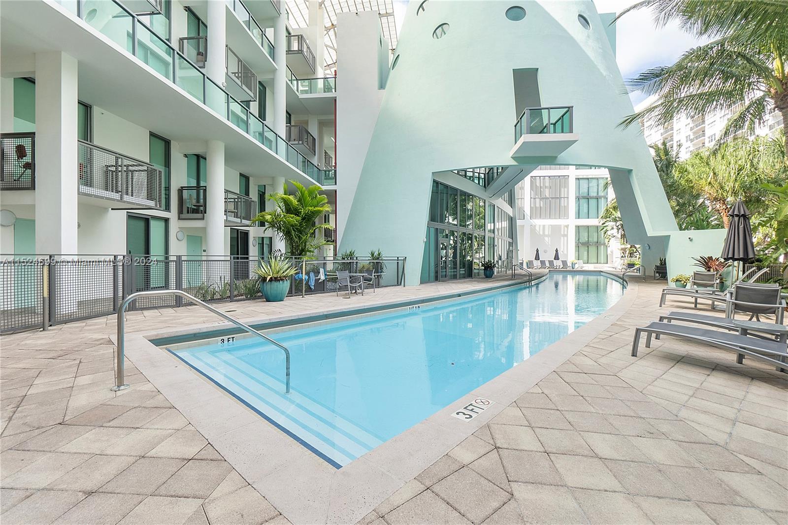 6000 Collins Ave 510, Miami Beach, Florida 33140, 1 Bedroom Bedrooms, ,1 BathroomBathrooms,Residential,For Sale,6000 Collins Ave 510,A11524699