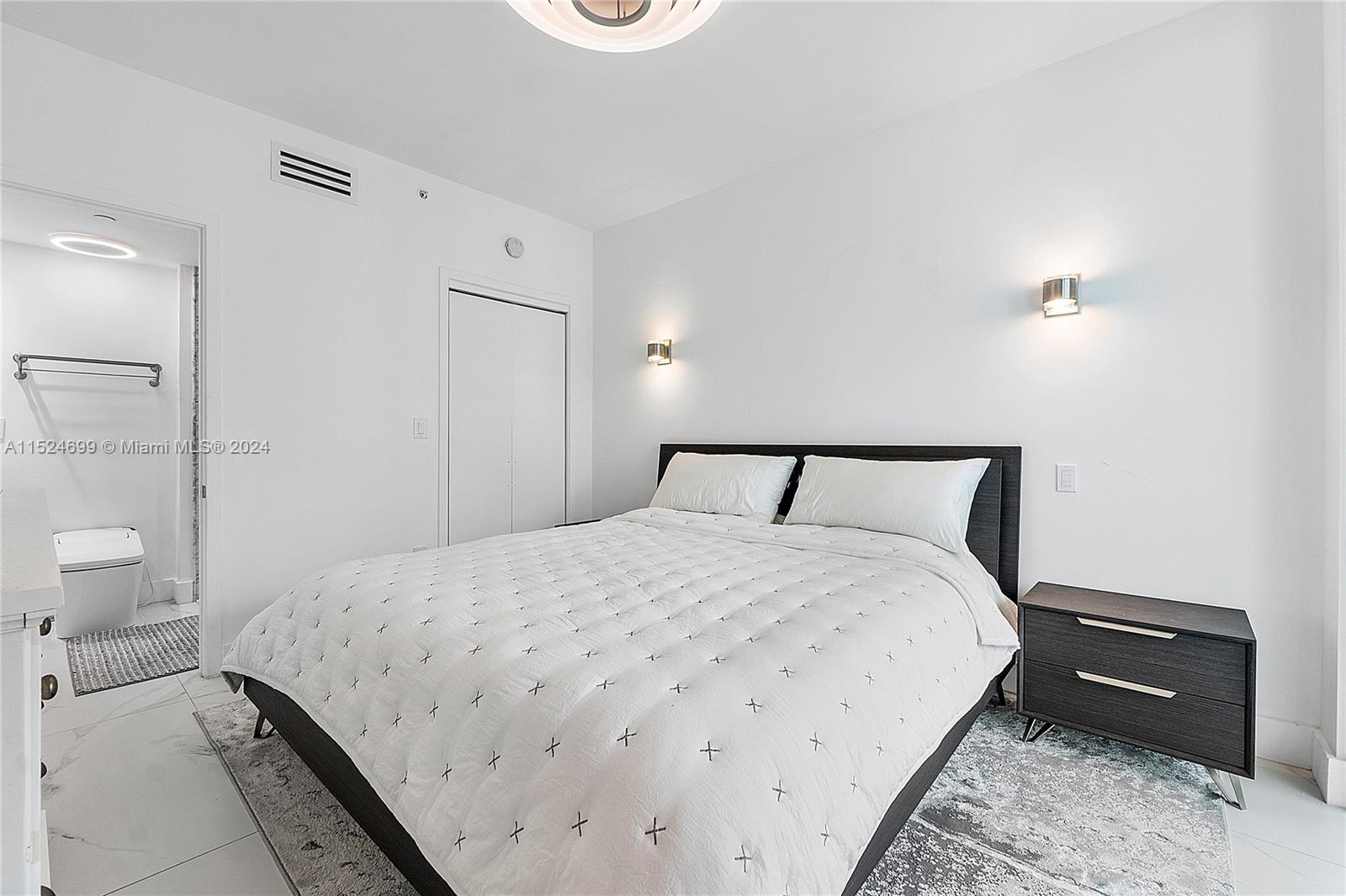 6000 Collins Ave 510, Miami Beach, Florida 33140, 1 Bedroom Bedrooms, ,1 BathroomBathrooms,Residential,For Sale,6000 Collins Ave 510,A11524699