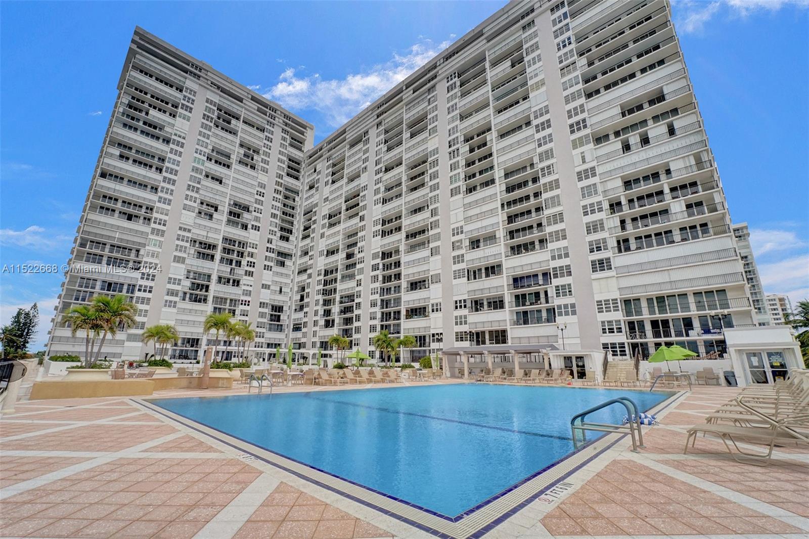 80x50 Infinity, Salt-Water, Heated Pool