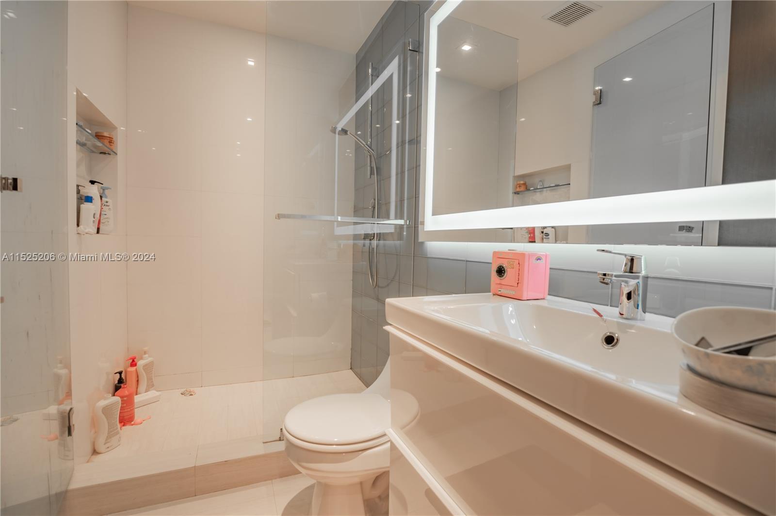 Aventura, FL, 33180 United States, 4 Bedrooms Bedrooms, ,3 BathroomsBathrooms,Residential,For Sale,A11525206