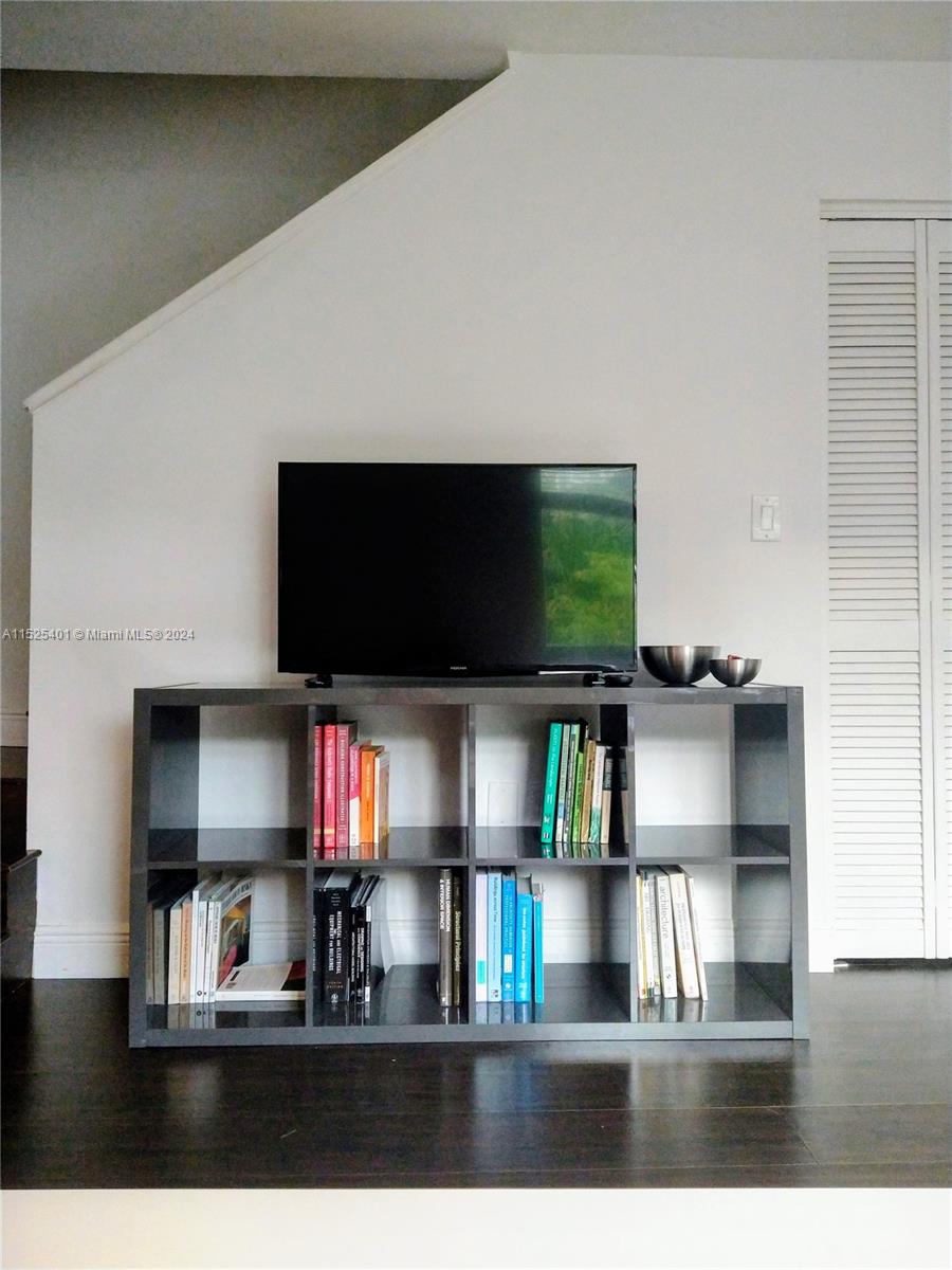 710 Michigan Ave 10, Miami Beach, Florida 33139, 2 Bedrooms Bedrooms, ,1 BathroomBathrooms,Residentiallease,For Rent,710 Michigan Ave 10,A11525401