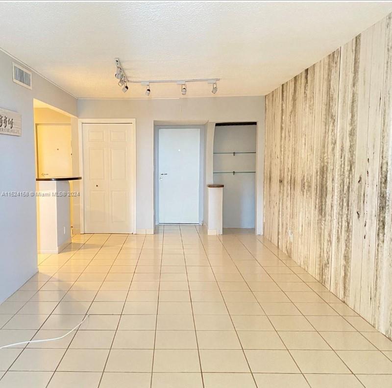 121 Golden Isles Dr 304, Hallandale Beach, Florida 33009, 1 Bedroom Bedrooms, ,1 BathroomBathrooms,Residentiallease,For Rent,121 Golden Isles Dr 304,A11524158