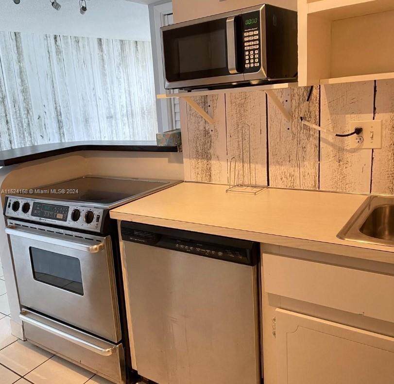 121 Golden Isles Dr 304, Hallandale Beach, Florida 33009, 1 Bedroom Bedrooms, ,1 BathroomBathrooms,Residentiallease,For Rent,121 Golden Isles Dr 304,A11524158