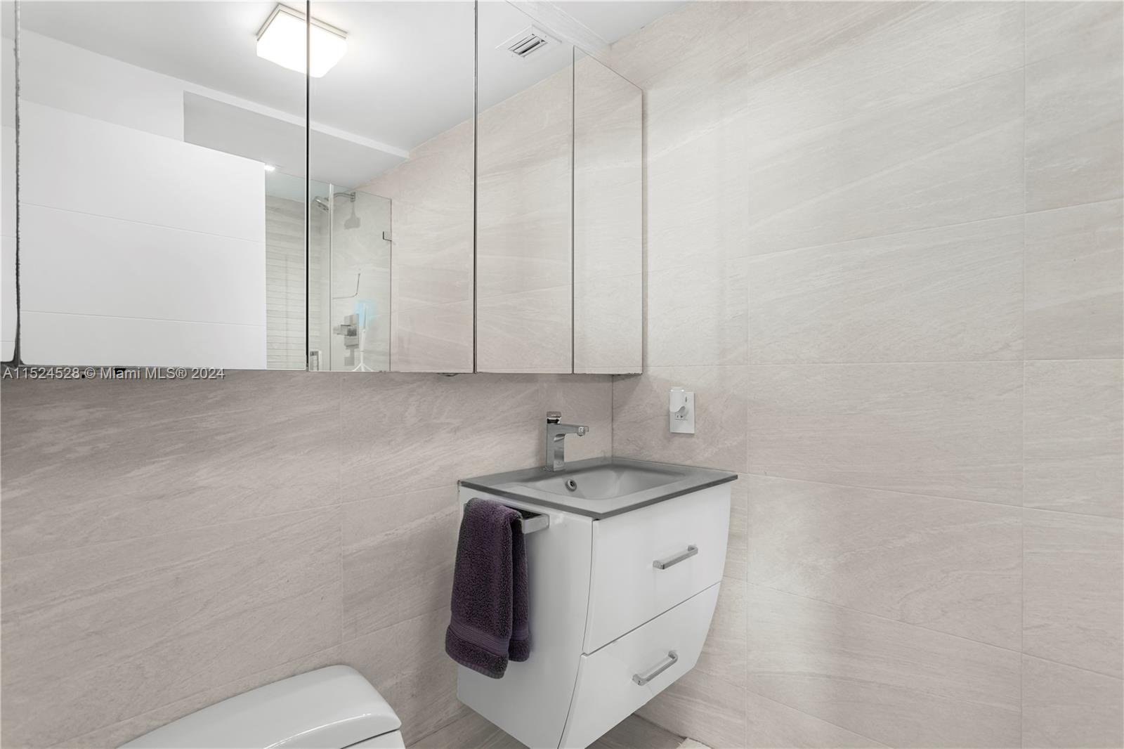 781 Crandon Blvd, Key Biscayne, FL, 33149 United States, 3 Bedrooms Bedrooms, ,3 BathroomsBathrooms,Residential,For Sale,Crandon Blvd,A11524528