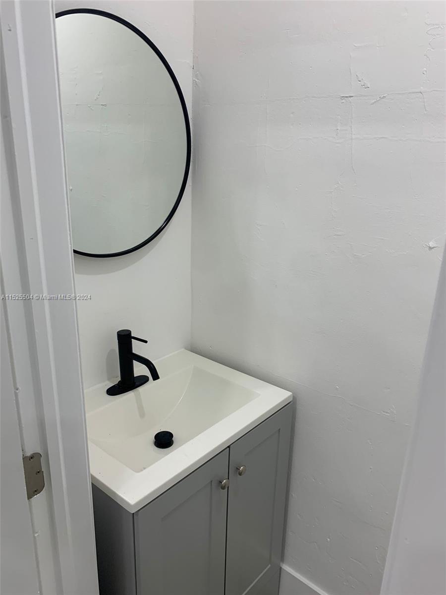 105 NW 14th Way 1, Dania Beach, Florida 33004, 2 Bedrooms Bedrooms, ,1 BathroomBathrooms,Residentiallease,For Rent,105 NW 14th Way 1,A11525504