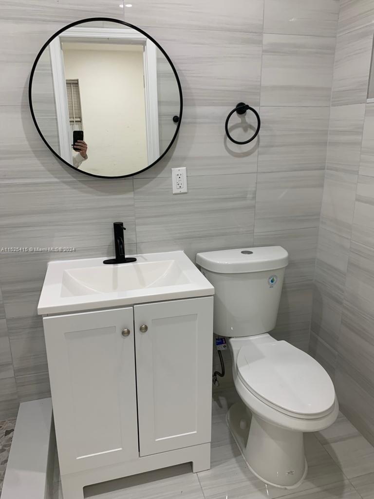 Hallandale Beach, Florida 33009, 2 Bedrooms Bedrooms, ,1 BathroomBathrooms,Residentiallease,For Rent,A11525415