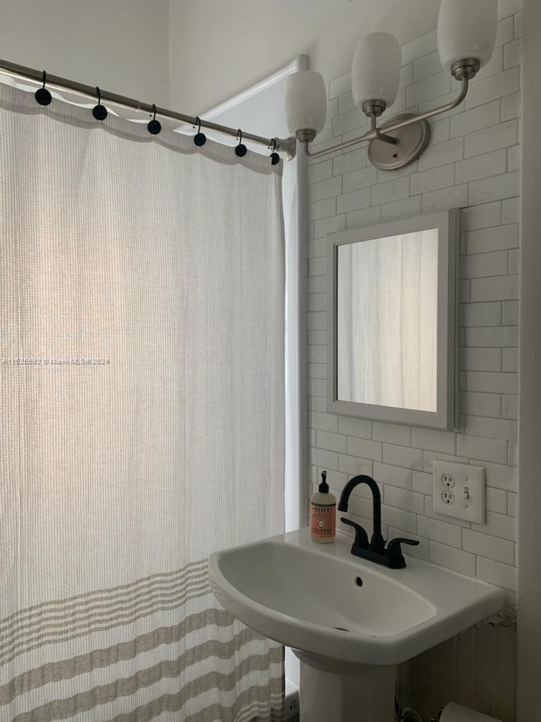 229 SW 3rd Pl, Dania Beach, Florida 33004, 2 Bedrooms Bedrooms, ,1 BathroomBathrooms,Residentiallease,For Rent,229 SW 3rd Pl,A11525692