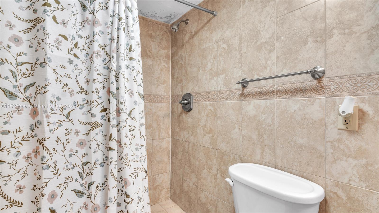 400 NE 12th Ave 103, Hallandale Beach, Florida 33009, 2 Bedrooms Bedrooms, ,2 BathroomsBathrooms,Residential,For Sale,400 NE 12th Ave 103,A11525689