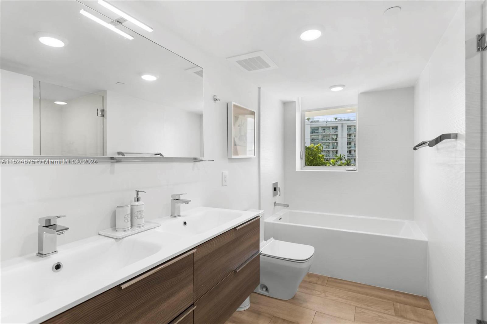 9261 E Bay Harbor Dr 407, Bay Harbor Islands, Florida 33154, 3 Bedrooms Bedrooms, ,2 BathroomsBathrooms,Residential,For Sale,9261 E Bay Harbor Dr 407,A11524675