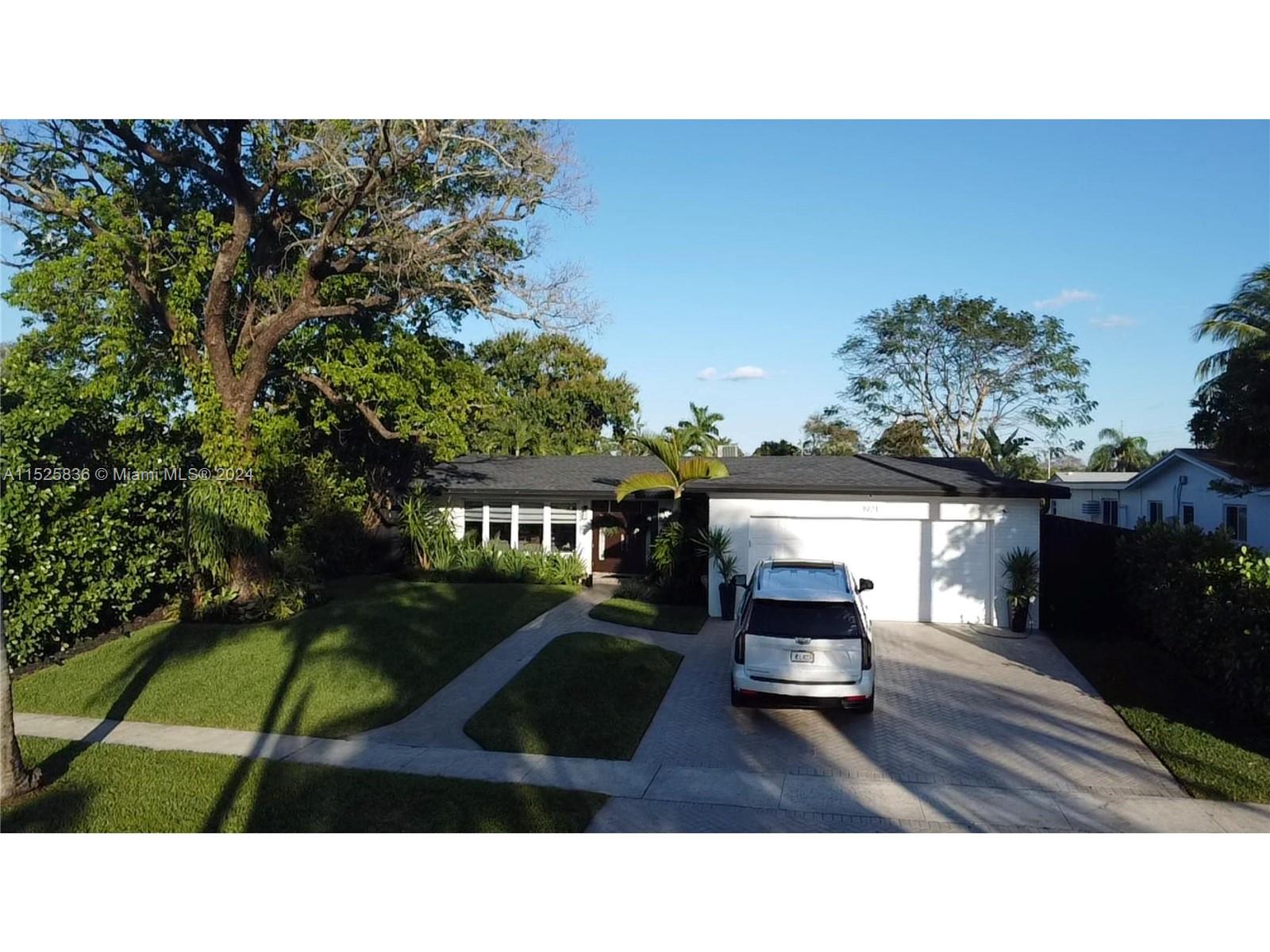 1921 N 55th Ave  For Sale A11525836, FL