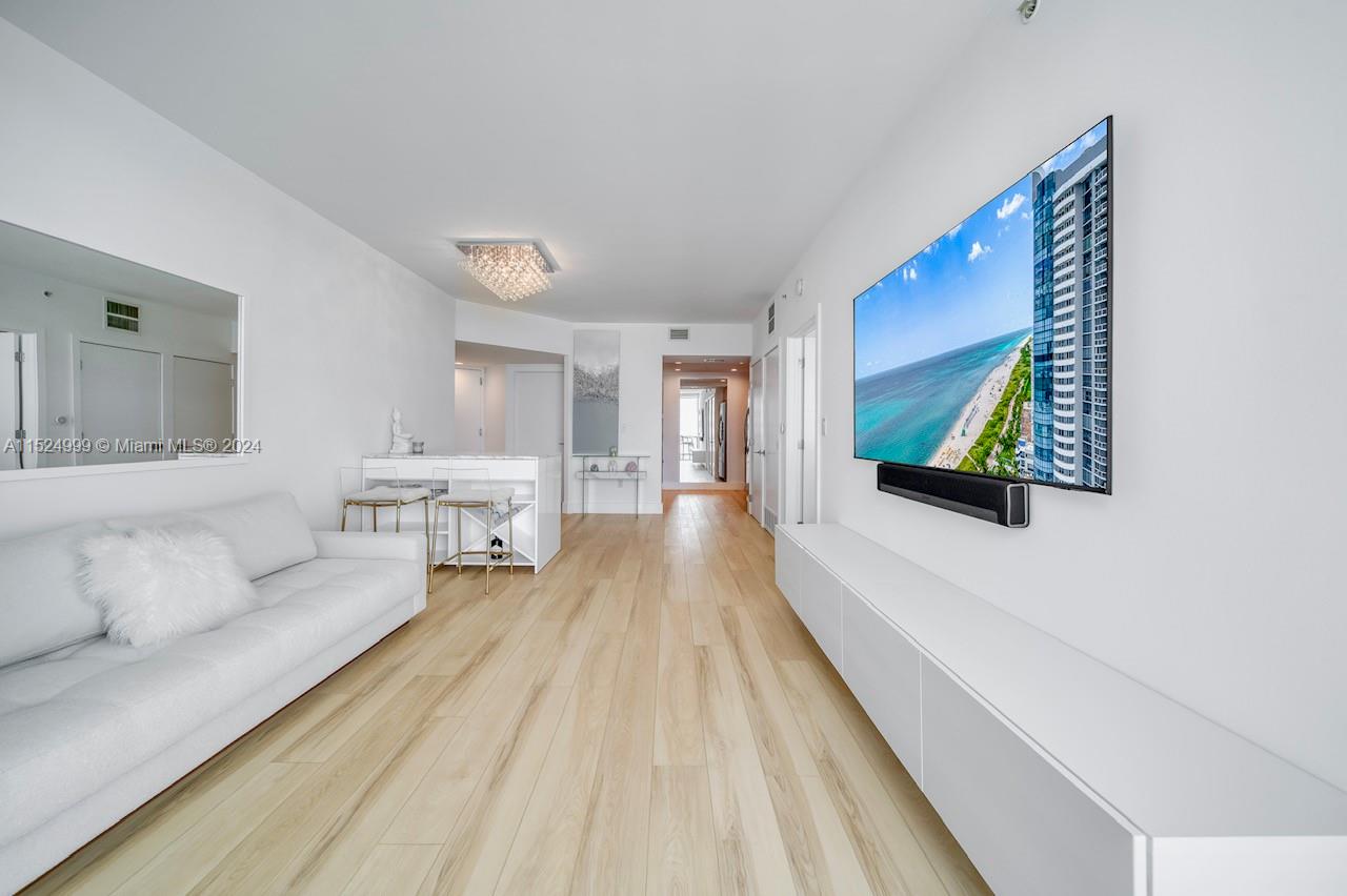 6365 Collins Ave 2406, Miami Beach, Florida 33141, 1 Bedroom Bedrooms, ,1 BathroomBathrooms,Residential,For Sale,6365 Collins Ave 2406,A11524999